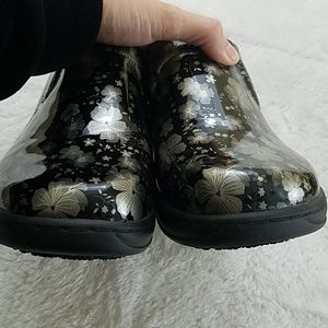 spring step belo work clog